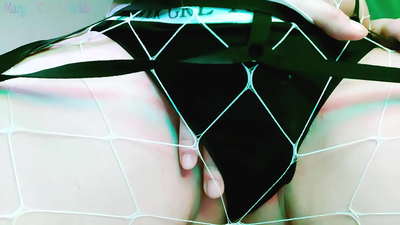 Redhead သည် သူမ၏ ကွမ်းသီးကို ညှစ်ထုတ်နည်းကို ရှင်းပြပြီး သူမ၏ ပါးပြင်ကို ညစ်ပတ်သော စကားလုံးများကို ပြသသည်။